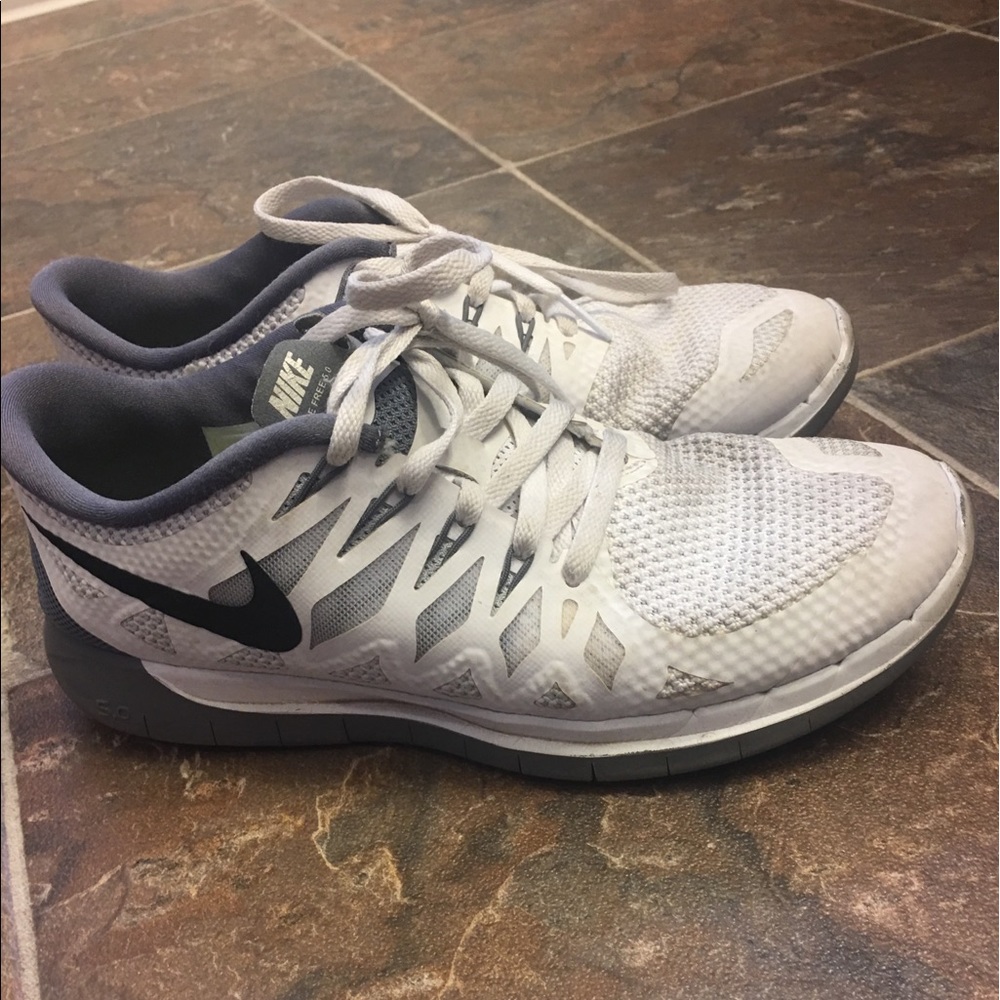White nike tennis shoes